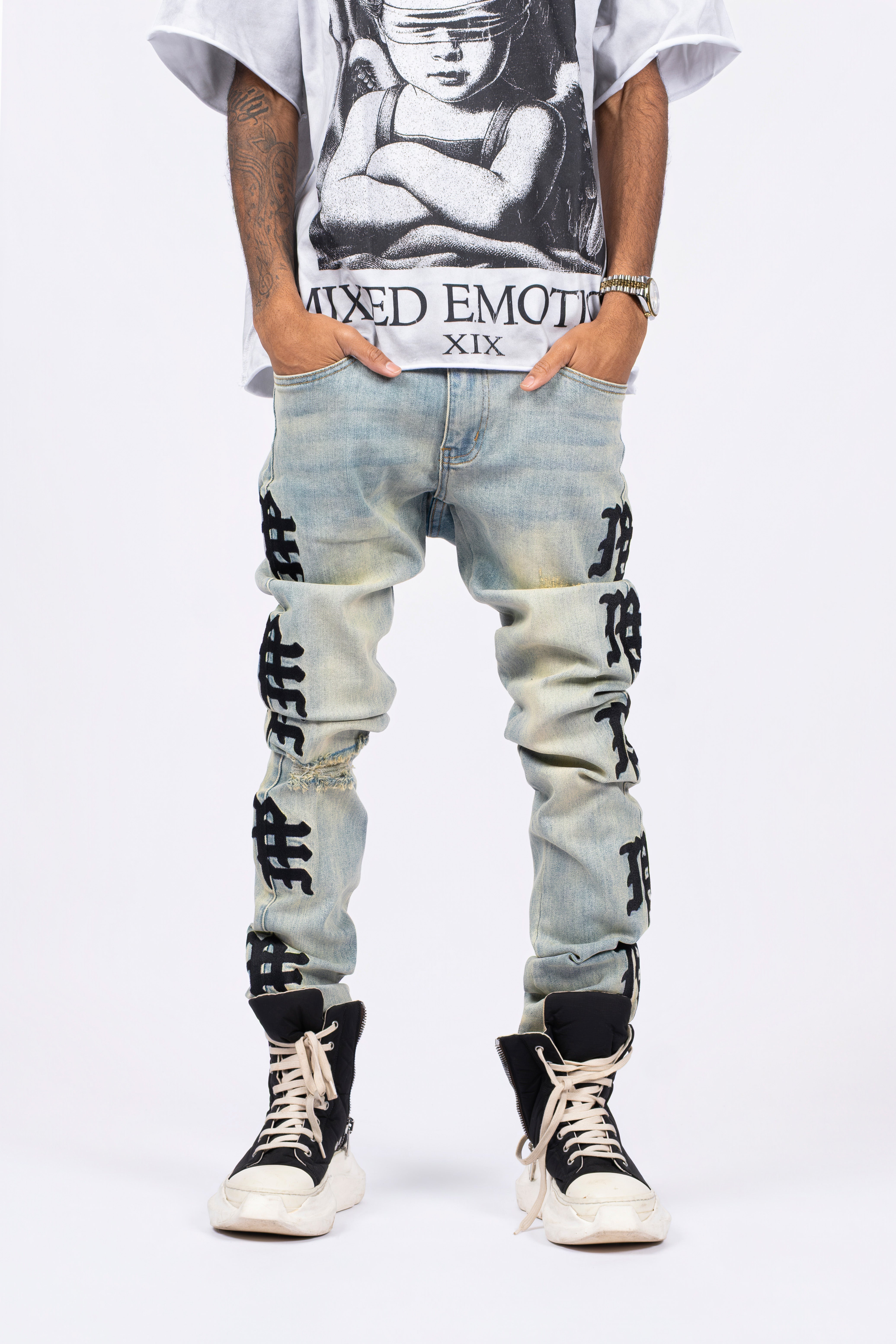 MIXED EMOTION Vertical Letter Print Slim‑Fit Jeans