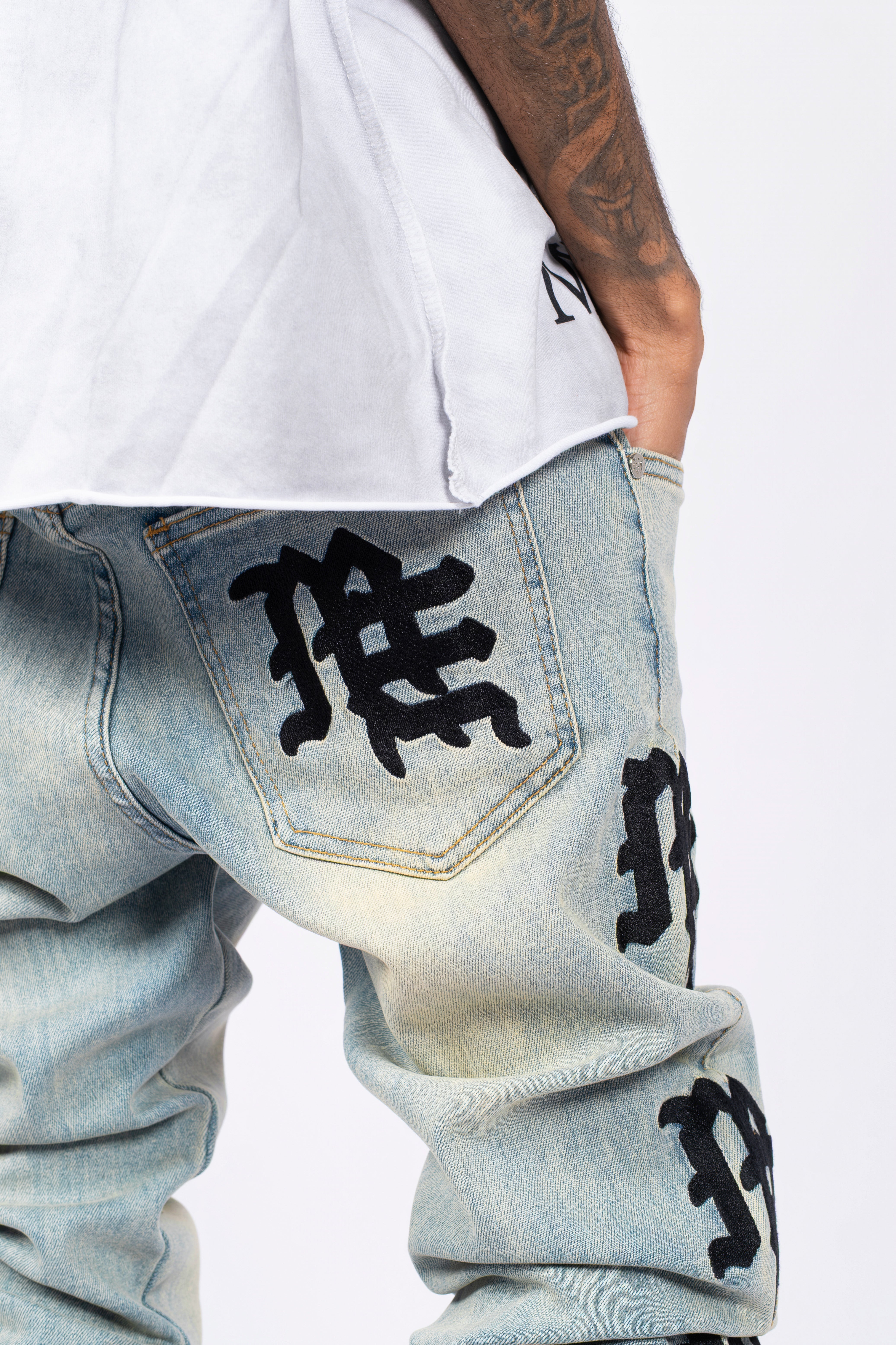 MIXED EMOTION Vertical Letter Print Slim‑Fit Jeans