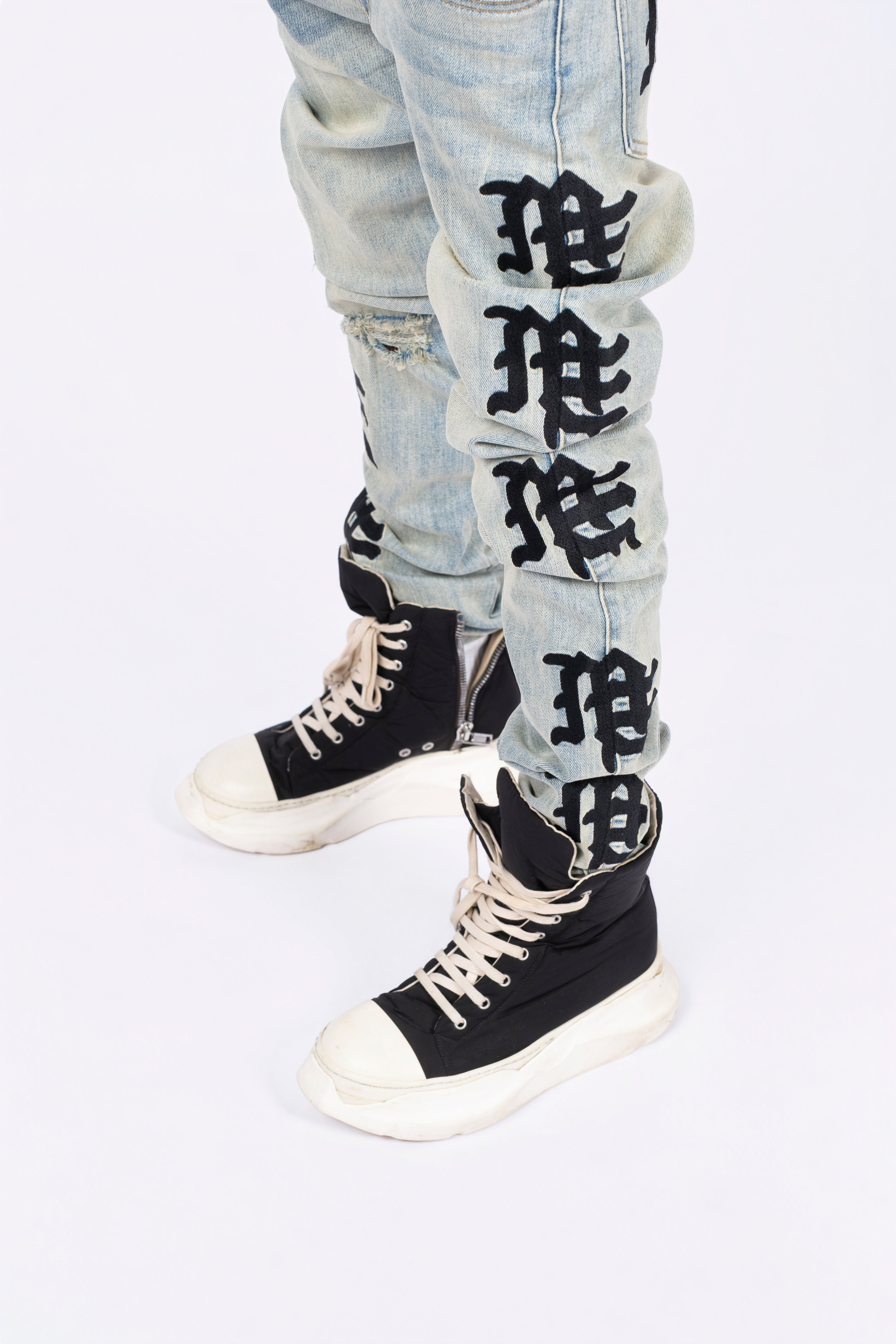 MIXED EMOTION Vertical Letter Print Slim‑Fit Jeans