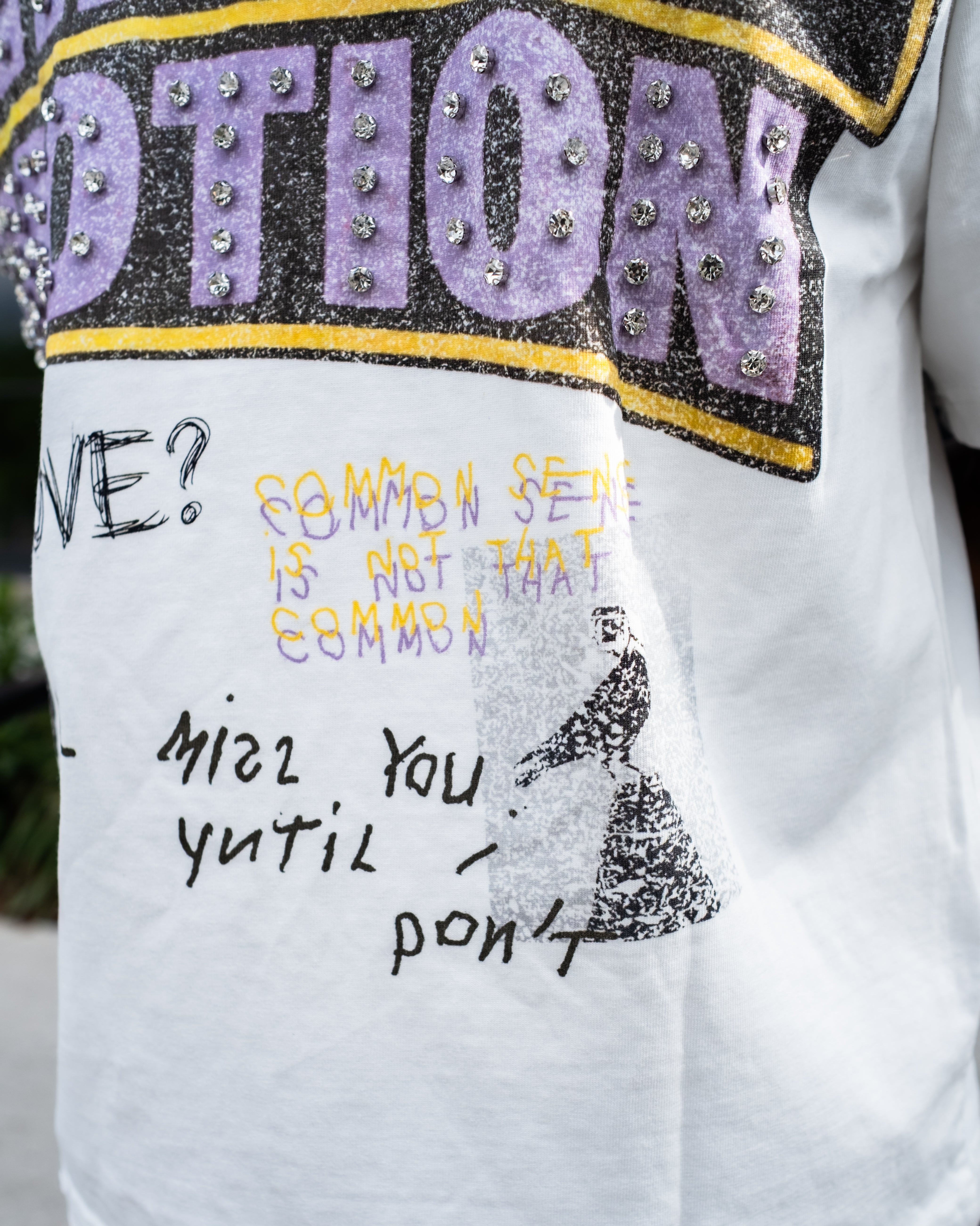 MIXED EMOTION Vintage Collage Back‑Print White Cropped T‑Shirt